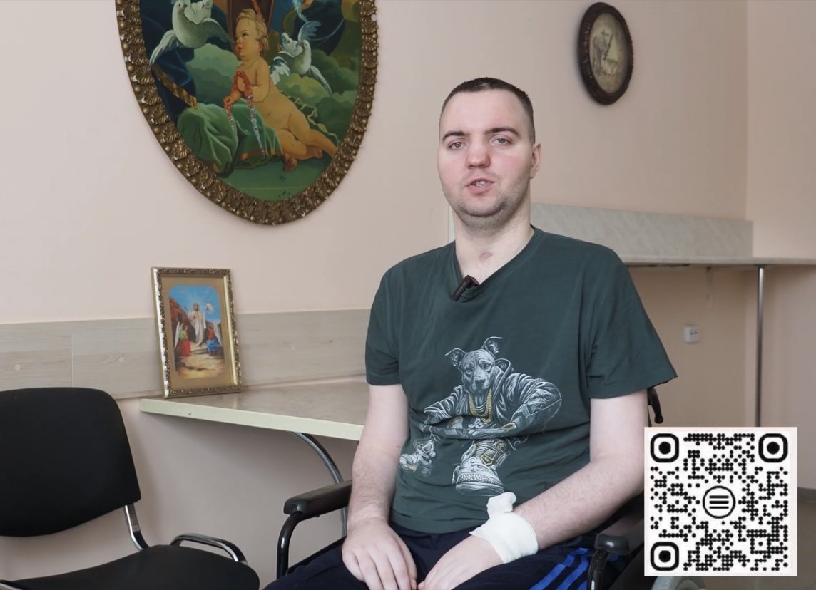 Парализованный парень нуждается в помощи и мотивирует своим творчеством о Боге всех страждущих